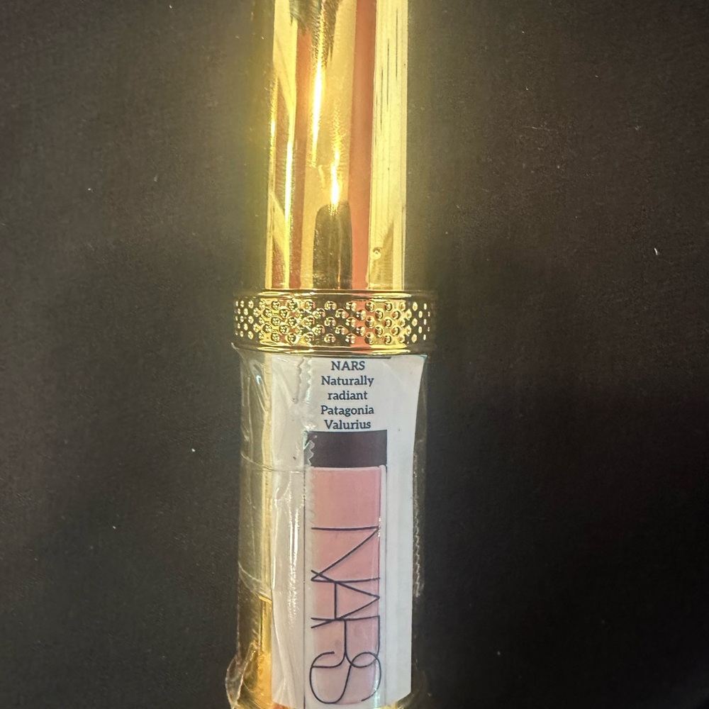 Travel foundation size 10ML- NARS Naturally radiant shades 
Patagonia & Valurius